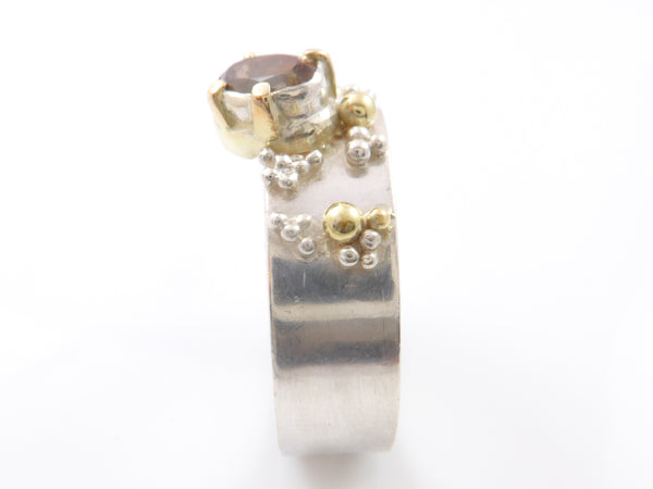 Zilveren ring met bruine Saffier en geelgouden granules