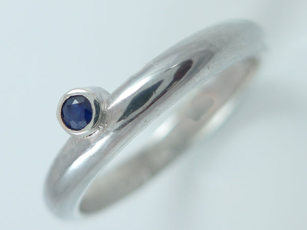 Een smalle, strak vormgegeven ring met een subtiele, echte blauwe Saffier is een draagbaar sieraad en staat elegant aan je hand. De ring is ook nog eens goed te combineren met andere ring. De scheen is halfrond en in de stevige zetting is de Saffier  goed beschermd. 