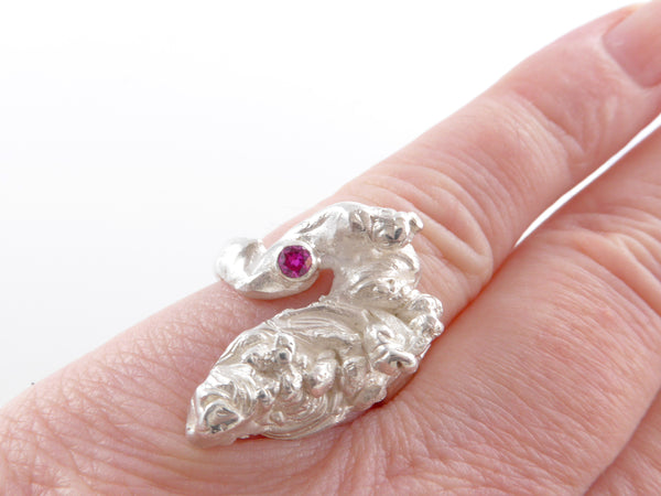 Zilveren ring in organische vorm met karmijnrode Robijn