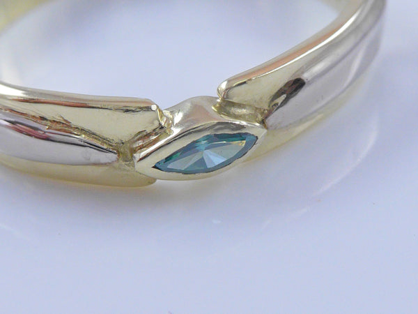 Blauwe marquise geslepen Diamant in geel en witgouden ring