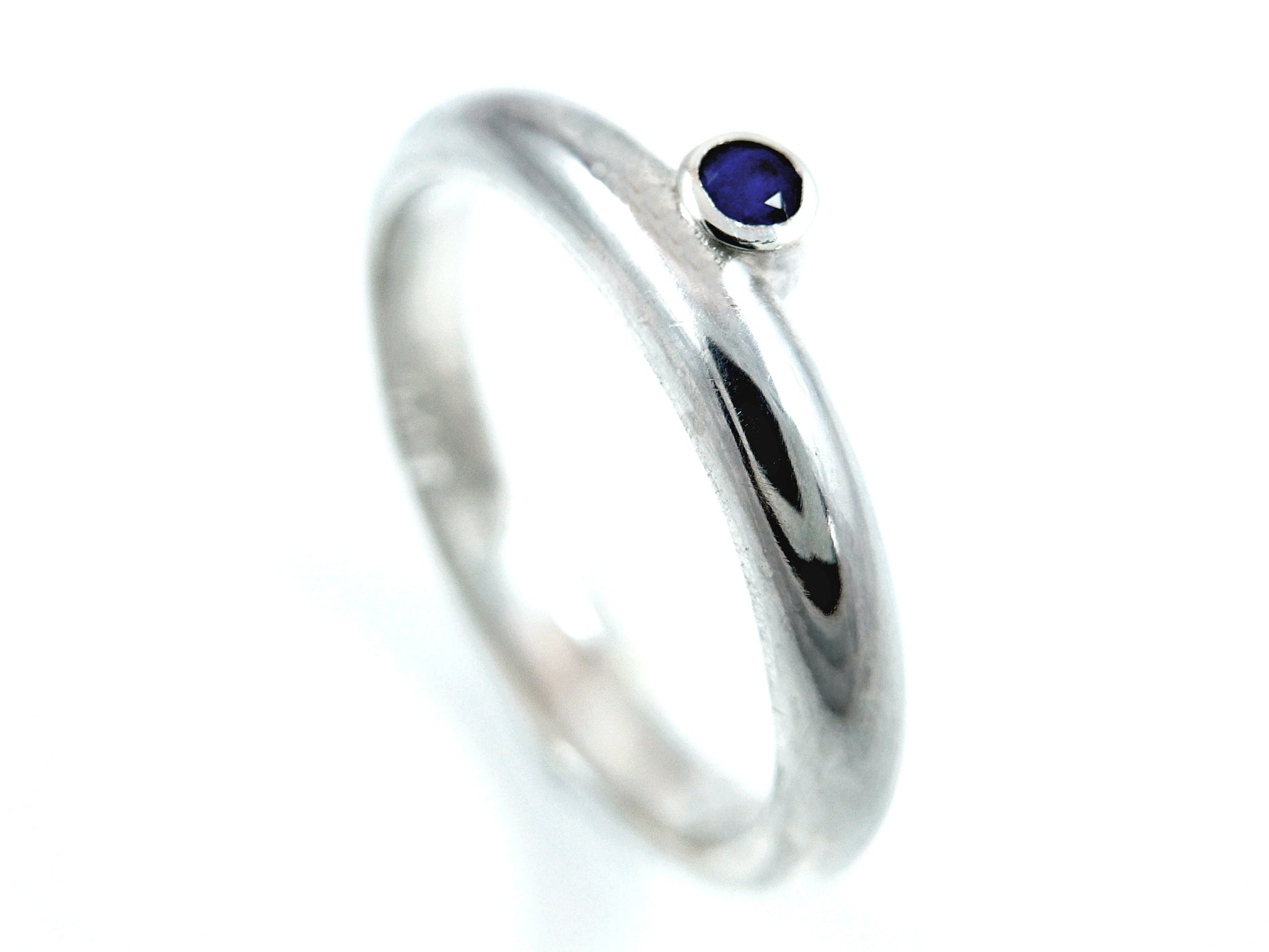 Strakke zilveren ring met blauwe Saffier