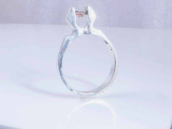 Zilveren ring met "zwevende" champagne ZirKoon