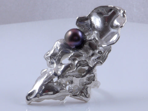 Diep paarse bouton parel in grillige zilveren ring