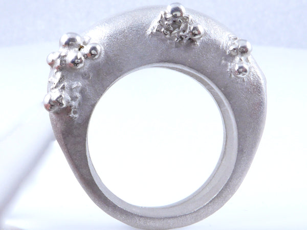 Massieve, gegoten zilveren ring met twee gezichten