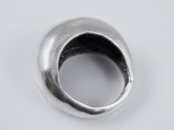 Zware, brede zilveren ring en klassieke eenvoud