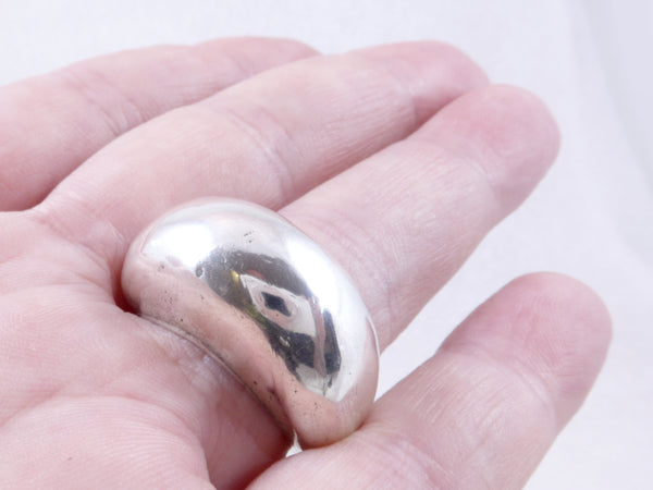 Zware, brede zilveren ring en klassieke eenvoud