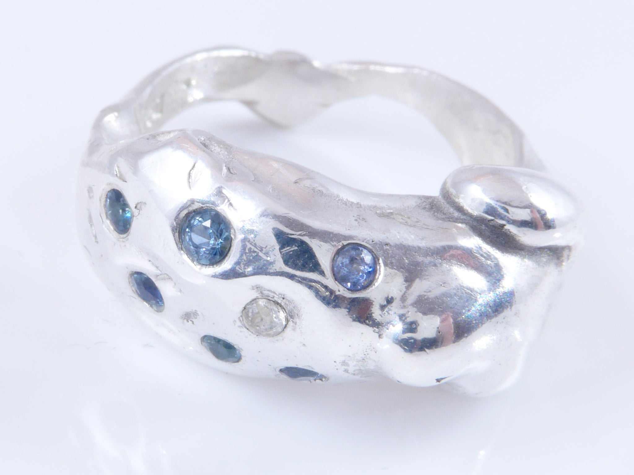Blauwe en witte Saffieren in massief, zilveren ring