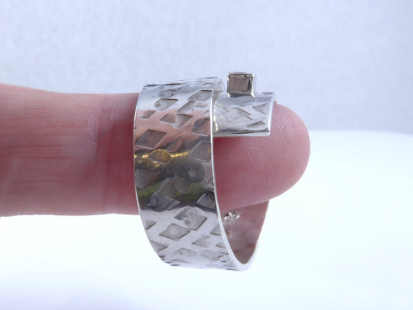 Brede, zilveren ring met overslag en vierkante karmijnrode Robijn