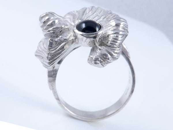 Zwarte Onyx in massief zilveren golfjes ring