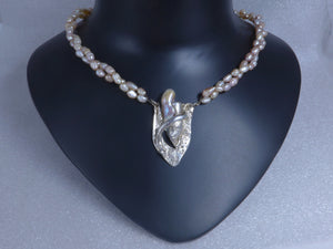 Parel collier met zilveren hanger en barok parel
