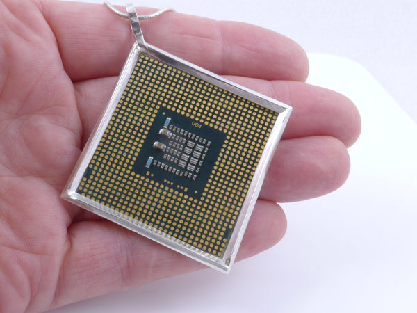 Gouden Computer processor in zilveren hanger