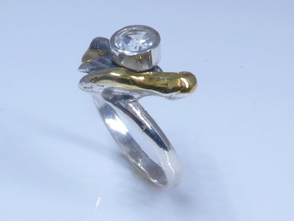Zilveren ring met schitterende witte Topaas en geelgoud