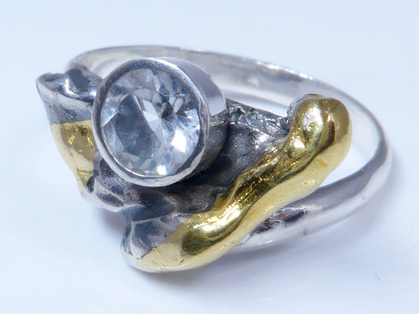 Zilveren ring met schitterende, witte Topaas en geelgoud