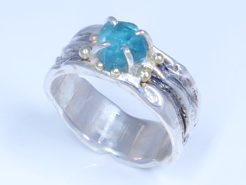Stoere, zilveren ring met hemelsblauwe Apatiet en geelgouden granules