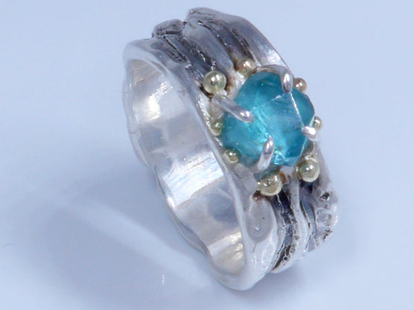Stoere, zilveren ring met hemelsblauwe Apatiet en geelgouden granules