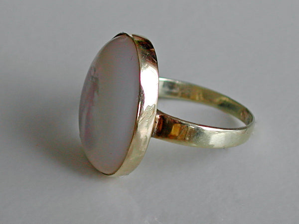 Geelgouden ring met witte Parelmoer schelp