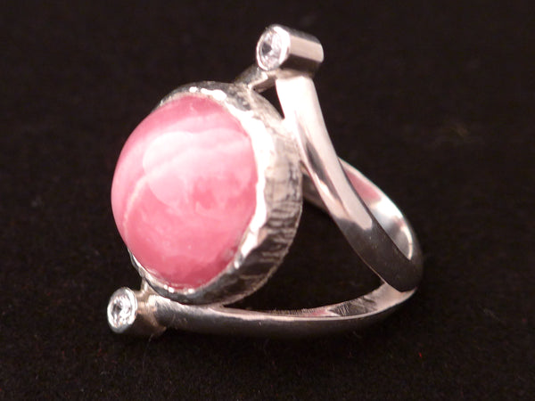 Zilveren ring met Rodochrosiet cabochon en twee Zirconia's