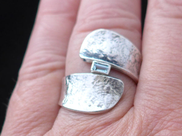 Zilveren ring met brede "vleugels" en rechthoekige Aquamarijn
