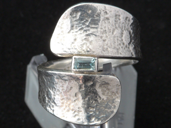 Zilveren ring met brede "vleugels" en rechthoekige Aquamarijn