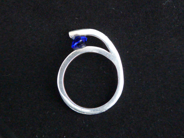Zilveren ring met koningsblauwe Swarovski kristal