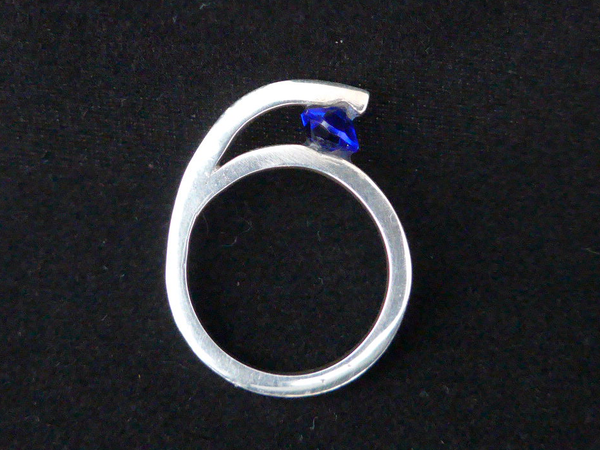 Zilveren ring met koningsblauwe Swarovski kristal