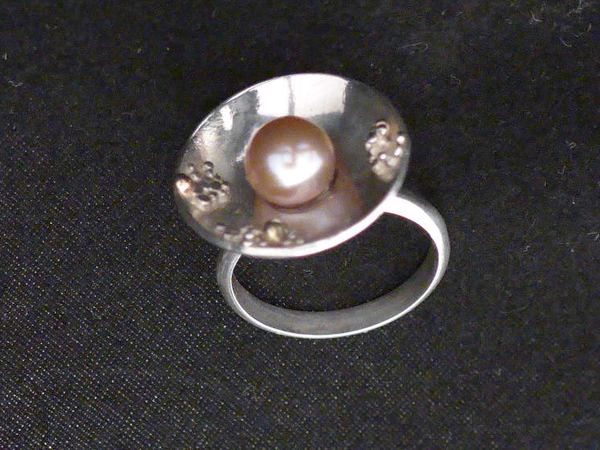 Zilveren ring met parel met gouden granules