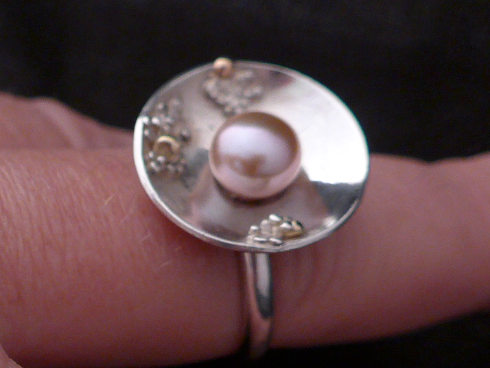 Zilveren ring met parel met gouden granules