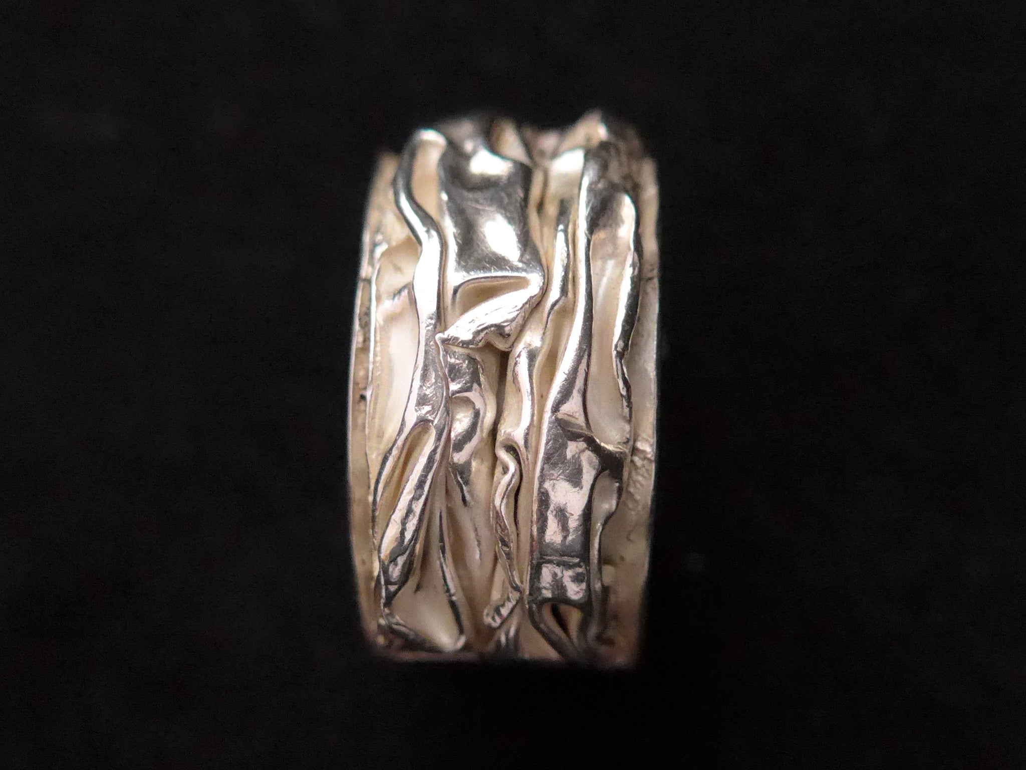 Zilveren ring met gerimpelde band