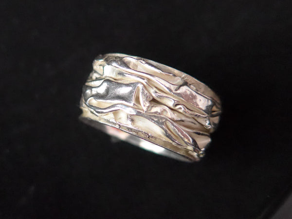 Zilveren ring met gerimpelde band