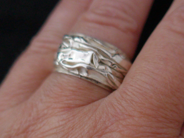 Zilveren ring met gerimpelde band