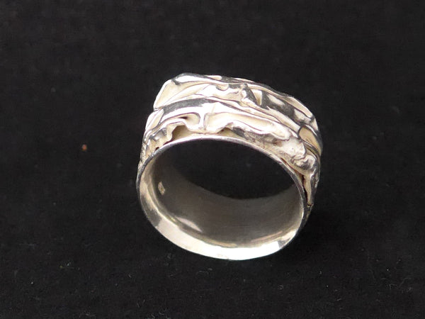Zilveren ring met gerimpelde band