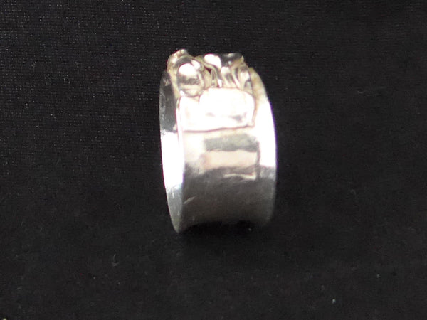 Zilveren ring met gerimpelde band