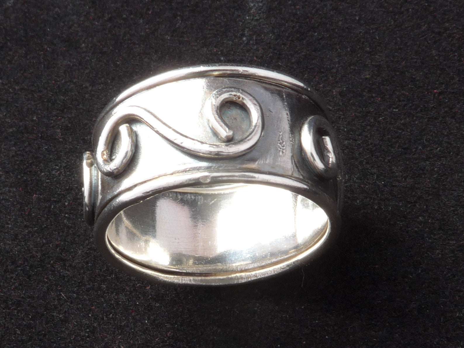 Zilveren ring met golfjes, gezwart