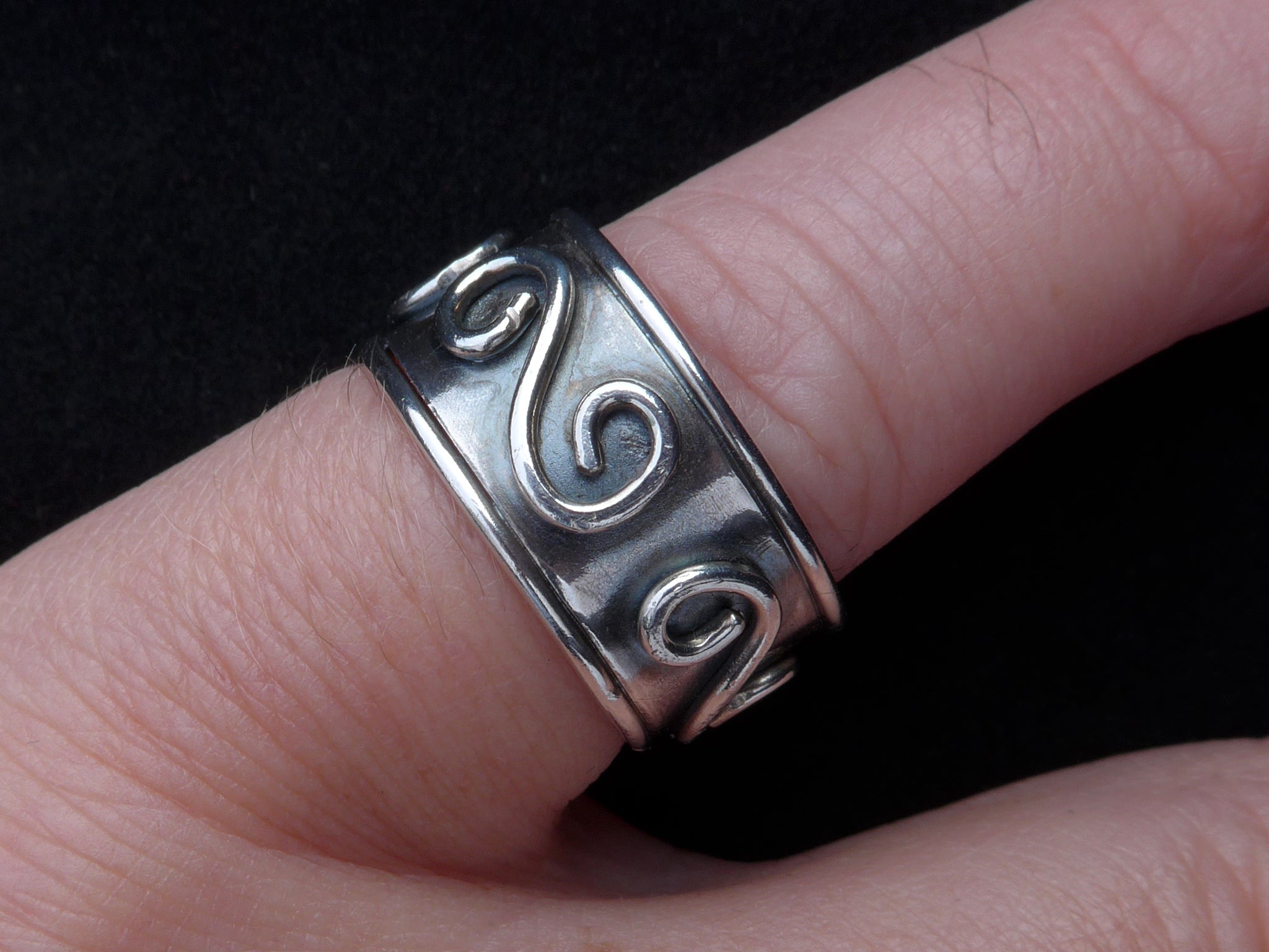 Zilveren ring met golfjes, gezwart