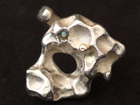 Zilveren gegoten ring met kleine Opaal