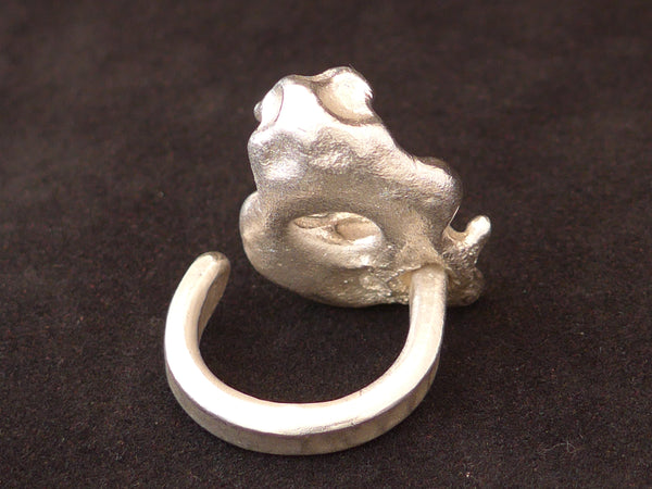 Zilveren gegoten ring met kleine Opaal