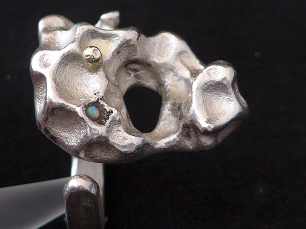 Zilveren gegoten ring met kleine Opaal