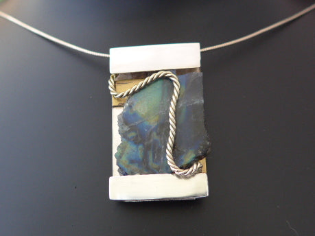 Zilveren hanger / broche met Spectroliet