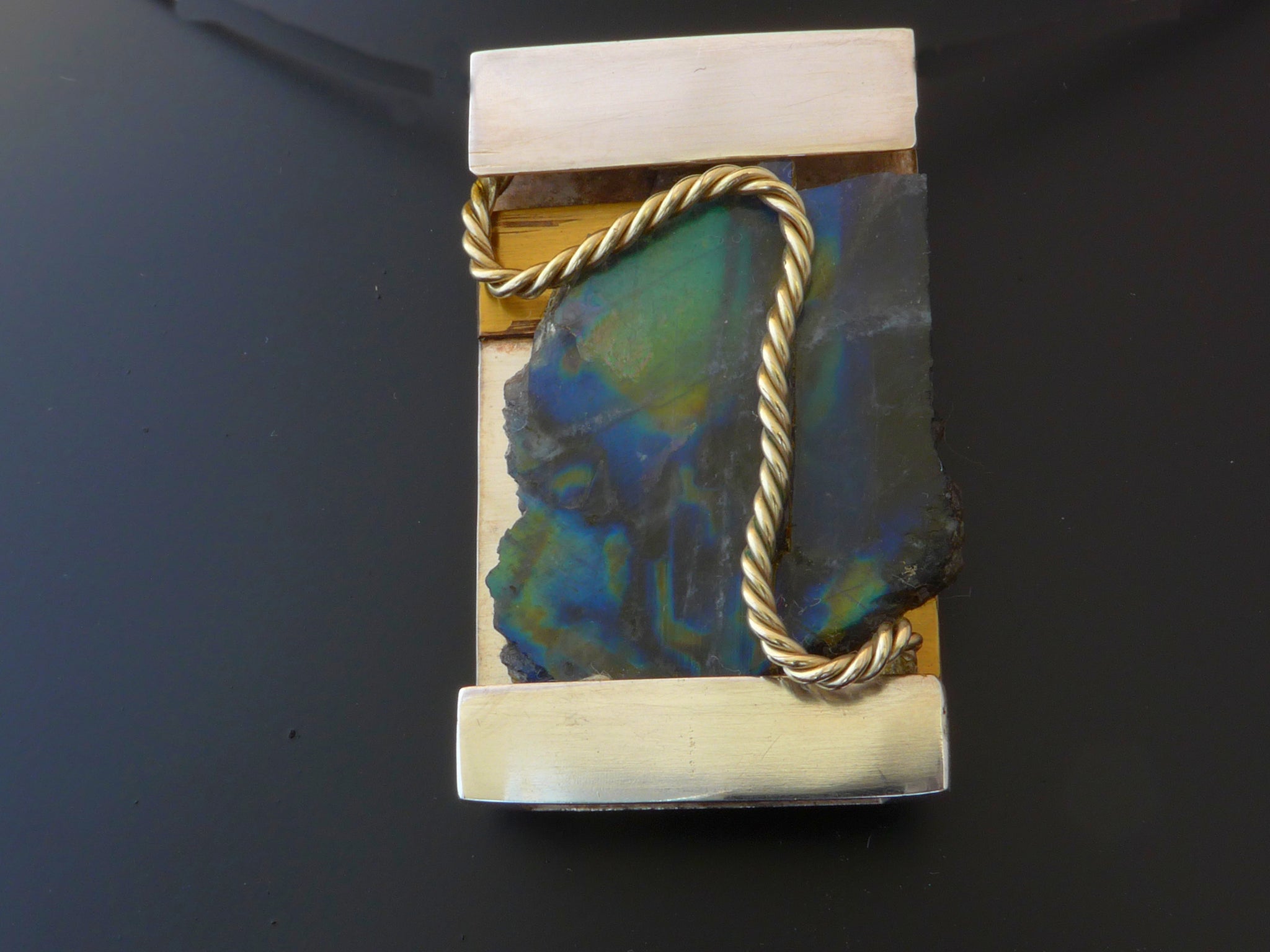 Zilveren hanger en broche met Spectroliet
