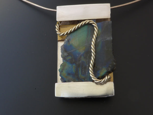 Zilveren hanger / broche met Spectroliet