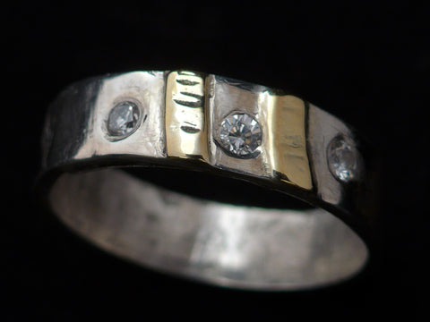 Zilveren ring met Zirconia's en geelgouden vlakjes