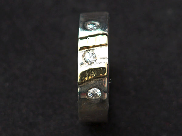 Zilveren ring met Zirconia's en geelgouden vlakjes