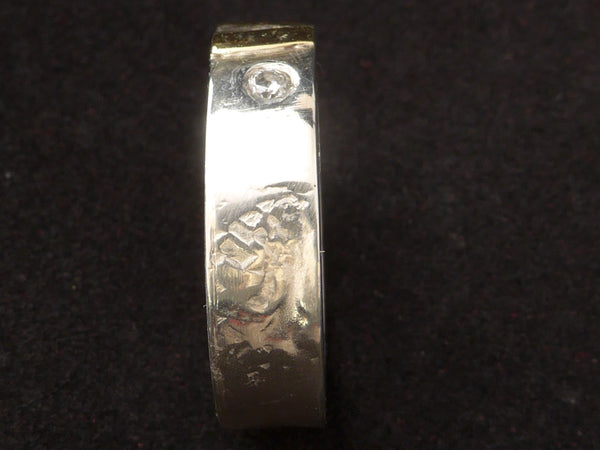 Zilveren ring met Zirconia's en geelgouden vlakjes