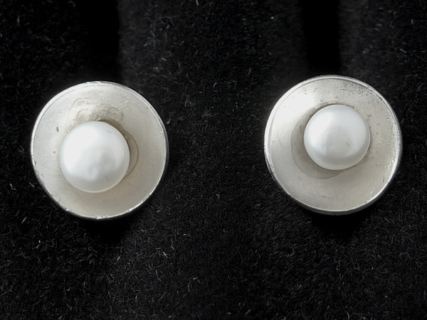 Zilveren oorstekers met zoetwater bouton parel