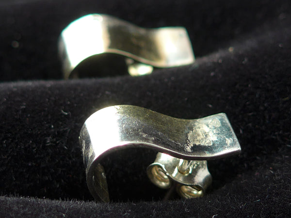 Zilveren, gebogen oorstekers met gouden accent
