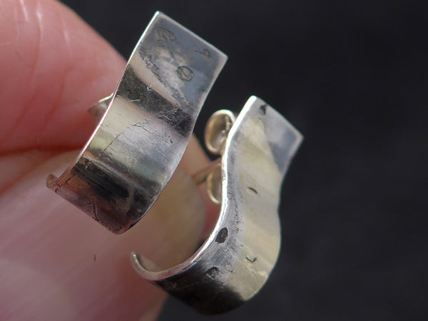 Zilveren, gebogen oorstekers met gouden accent