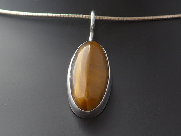 Zilveren hanger met Tijgeroog cabochon