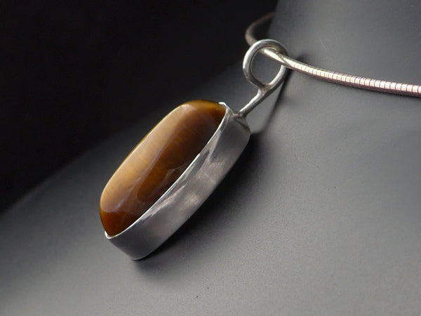 Zilveren hanger met Tijgeroog cabochon