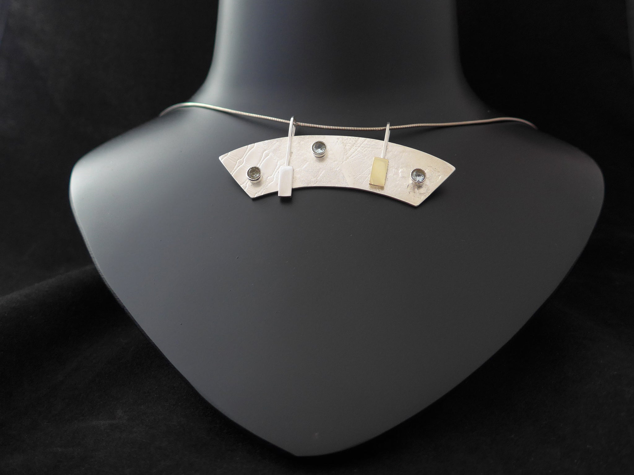 Zilveren hanger met Aquamarijnen en gouden accent