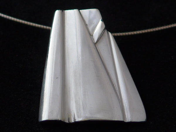 Zilveren, massieve hanger in Scandinavische stijl